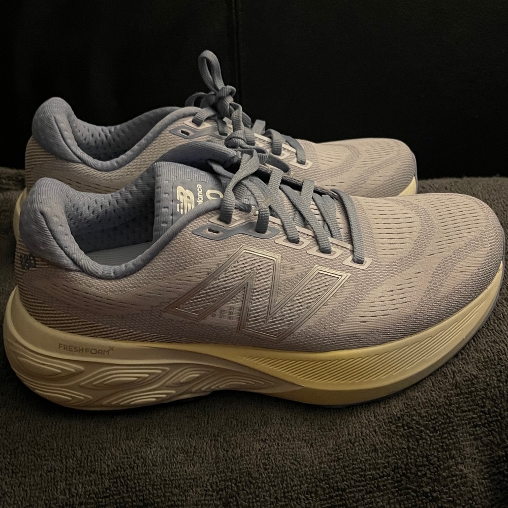 NEW Balance Women's Fresh Foam 880x15
Pearl Grey/Dusk Shower Size 7 NWOB